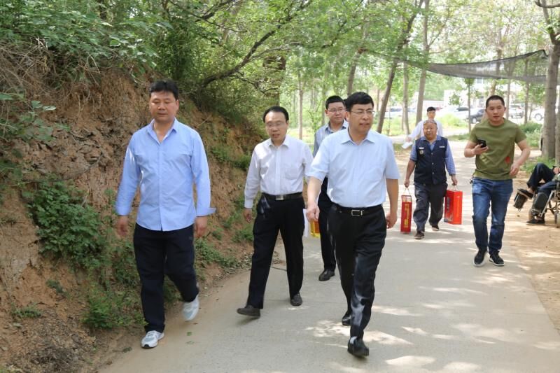 萬基控股集團(tuán)董事長李躍民等領(lǐng)導(dǎo)深入對口貧困鄉(xiāng)村開展扶貧工作